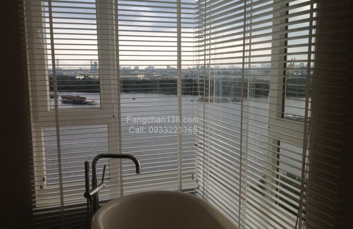 浪漫的景观从胡志明市钻石岛公寓的浴室看出